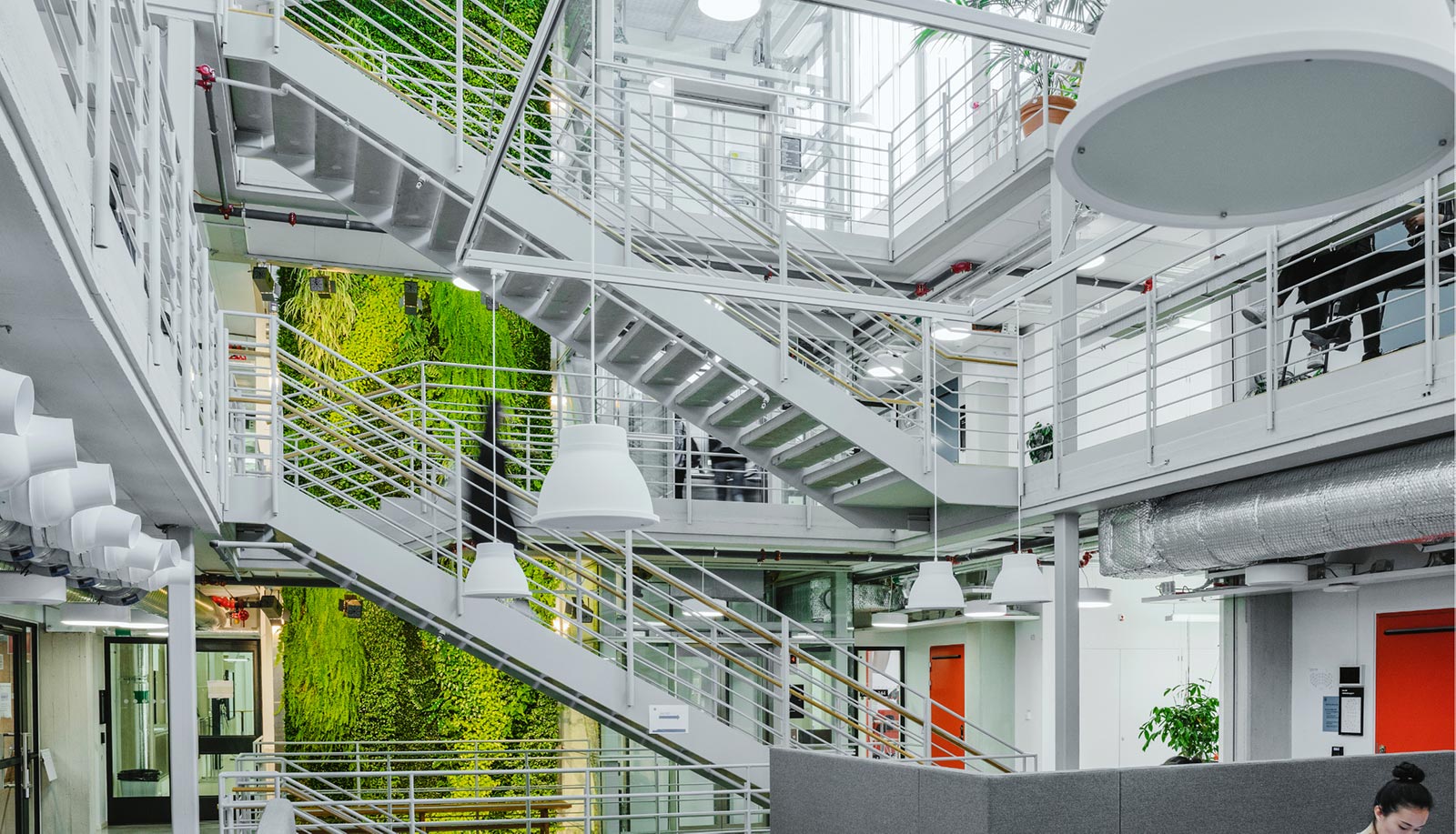 VerticalPlantSystem_Wall_KTH Stor active plant screen inne på KTH i Stockholm